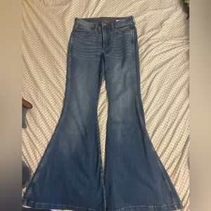 Woman’s bell bottom wrangler jeans